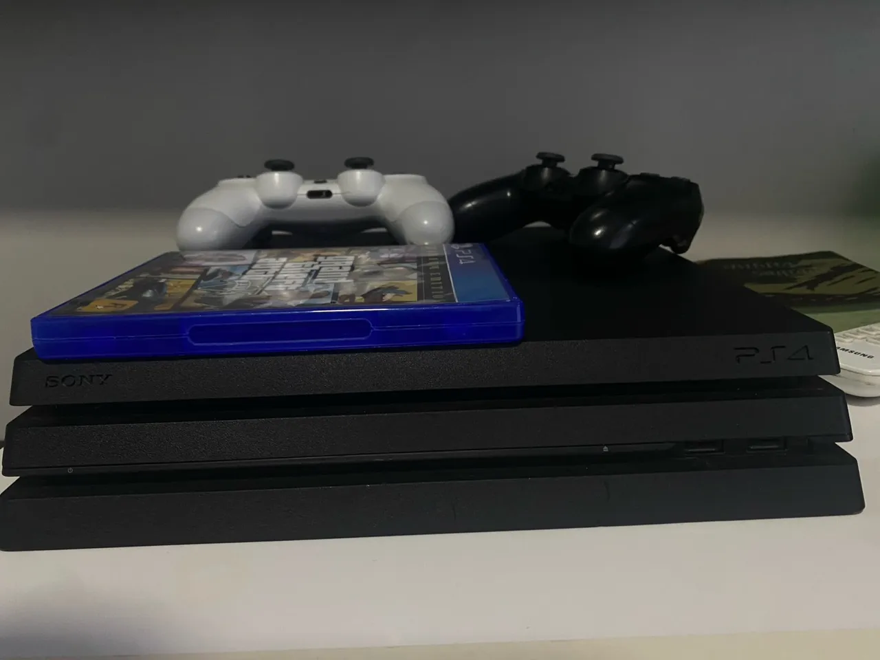 Playstation 4 de 1tb com dois controles e um jogo