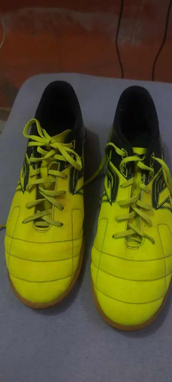Chuteiras de Futsal - Amarelas e Pretas