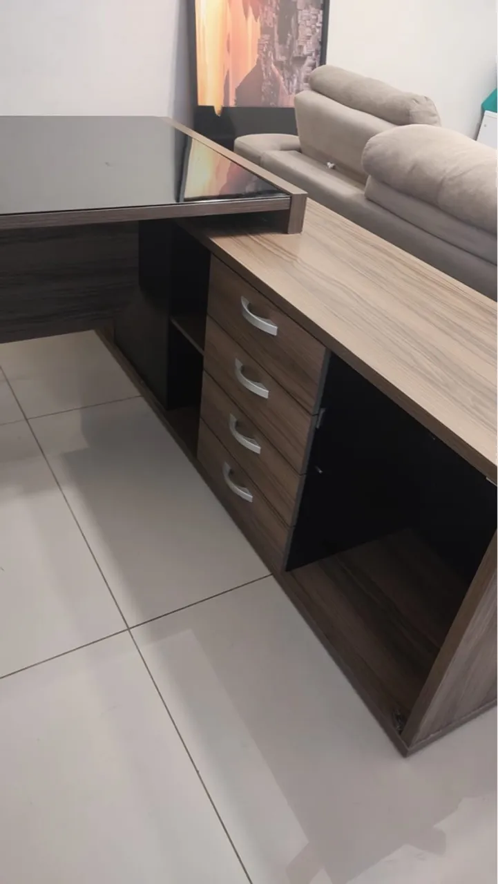Mesa de escritório com gaveteiro