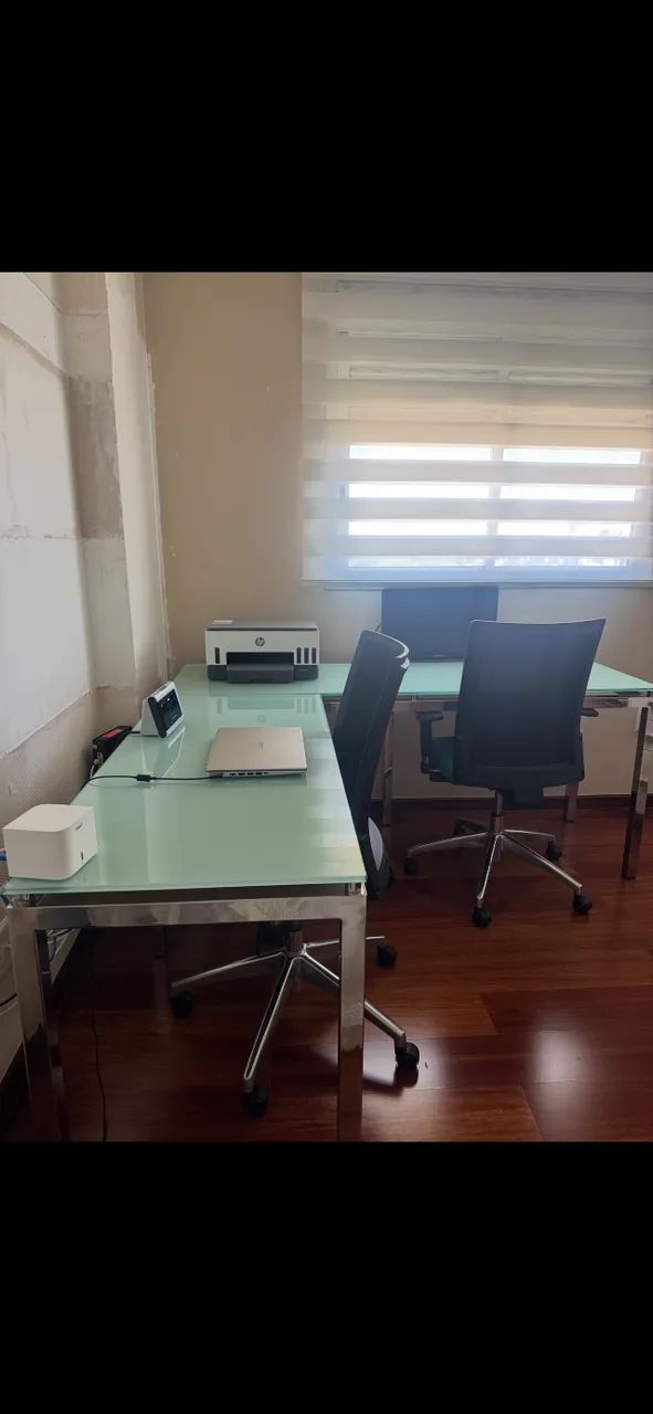 Mesa de escritório com duas cadeiras muita qualidade!