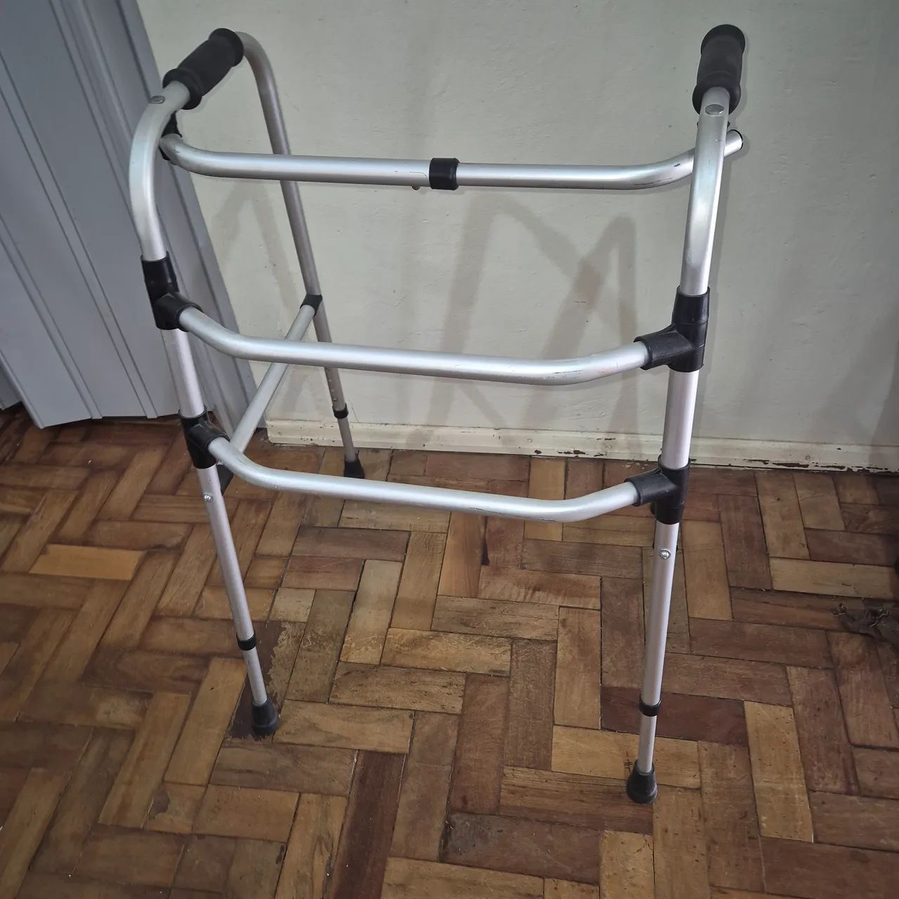 Andador de alumínio para idosos - Foto 3