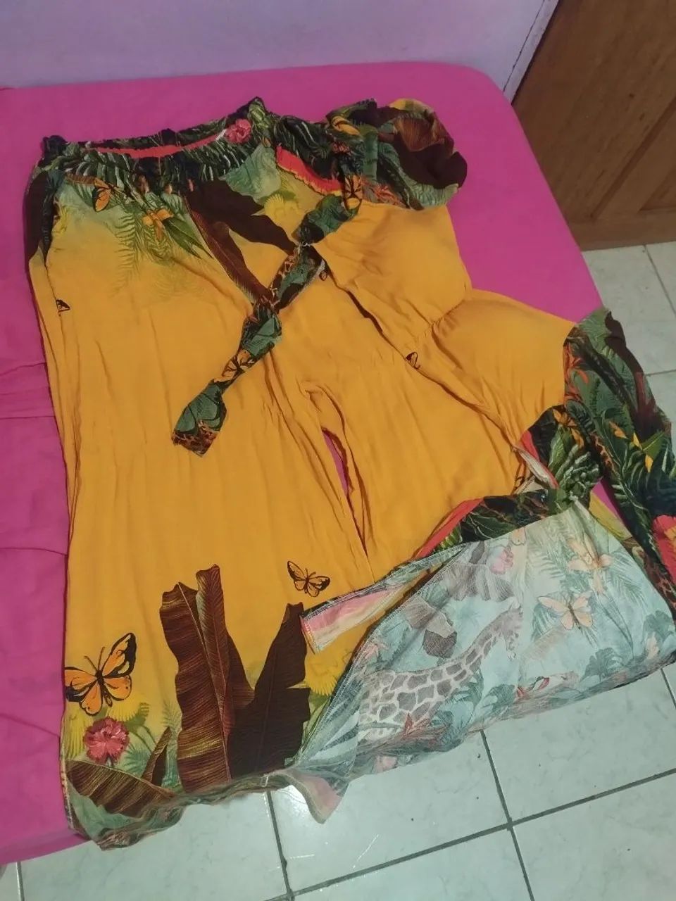 Vendo conjunto de cropped e calça estilo pantalona estampada 