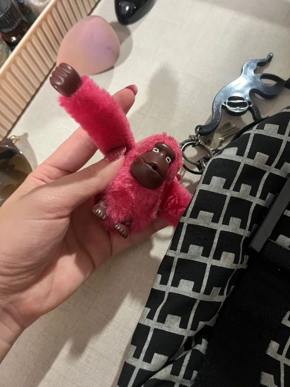 Vendo bolsa Kipling preta e branca, linda e espaçosa  - Foto 3