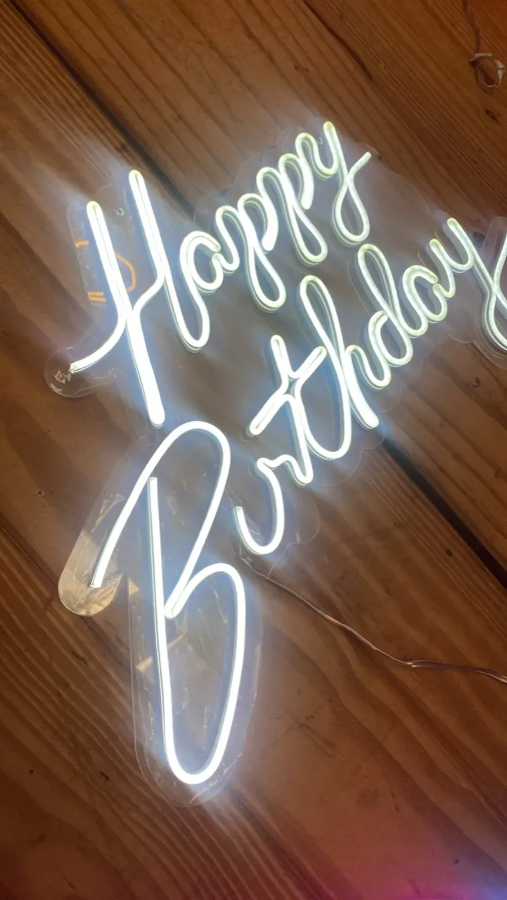 Letreiro led neon happy birthday