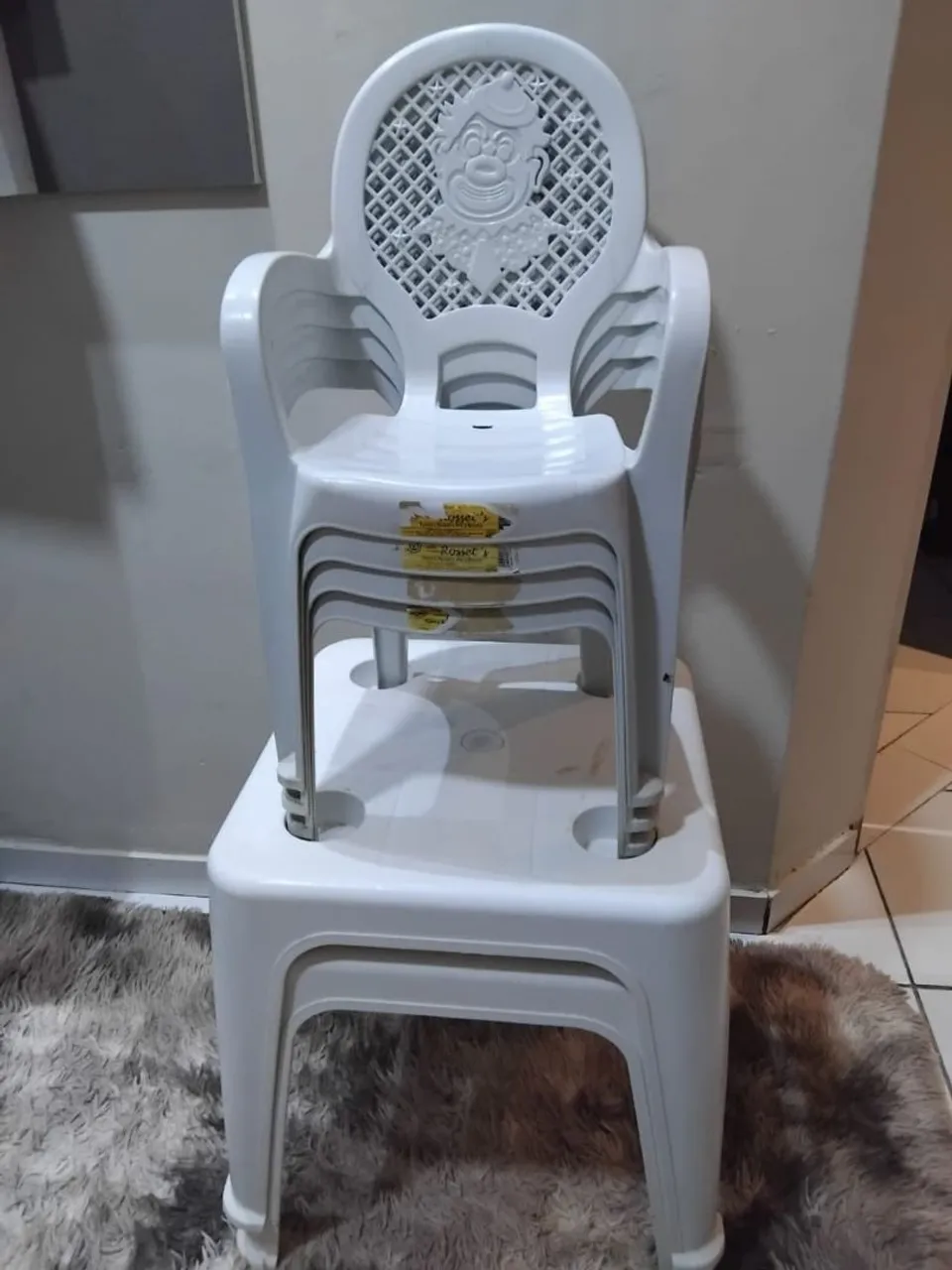 Cadeiras de plástico infantil com design divertido