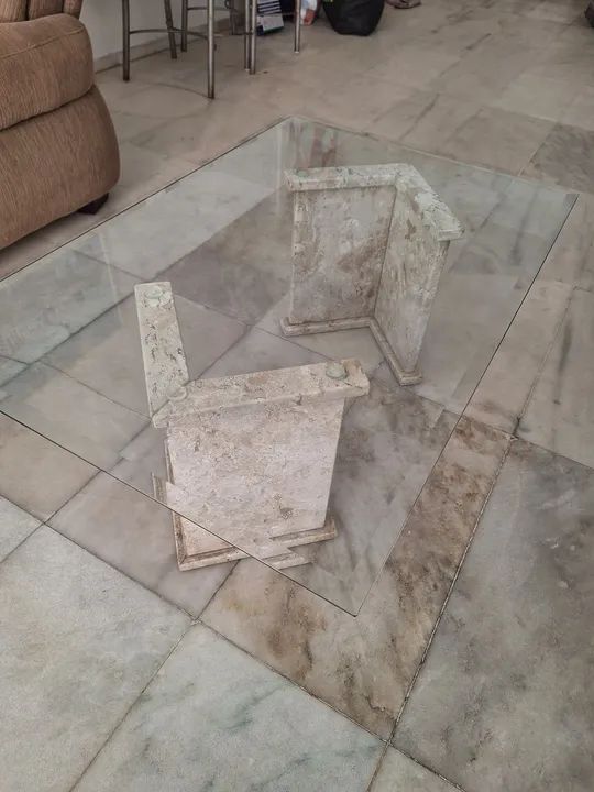 Mesa de Centro em Mármore com Tampo de Vidro