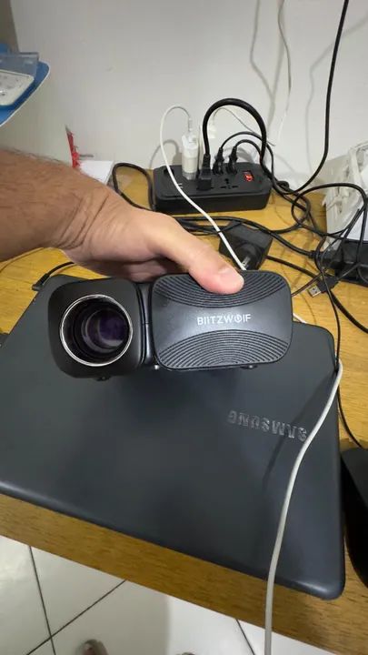 Projetor Blitzwolf C11 com controle