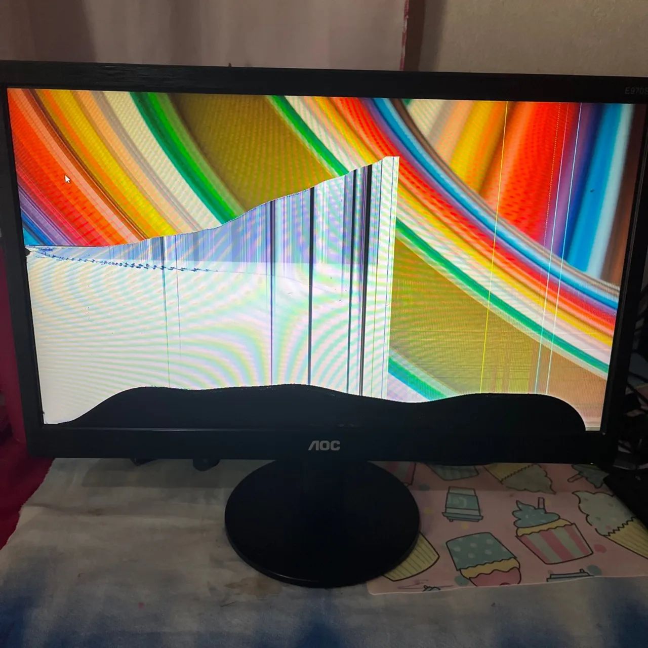 Monitor AOC com Tela Quebrada