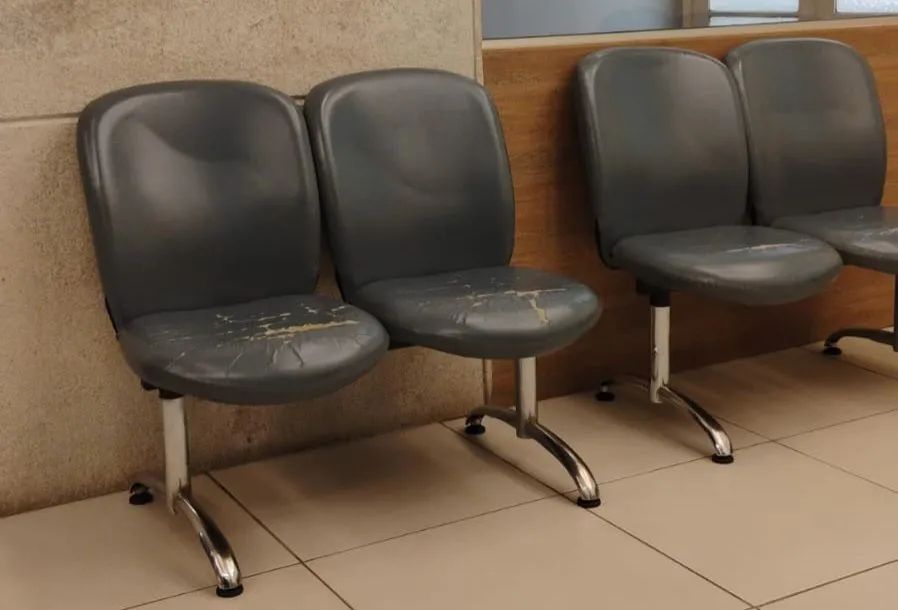 Longarina com cadeiras de recepcao e espera 