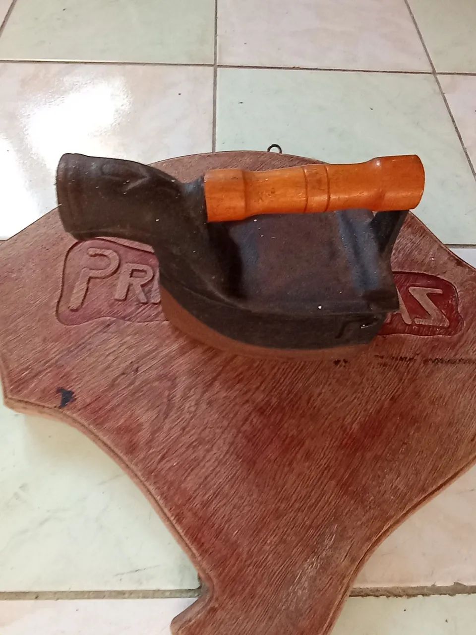 Ferro de passar roupa antigo 