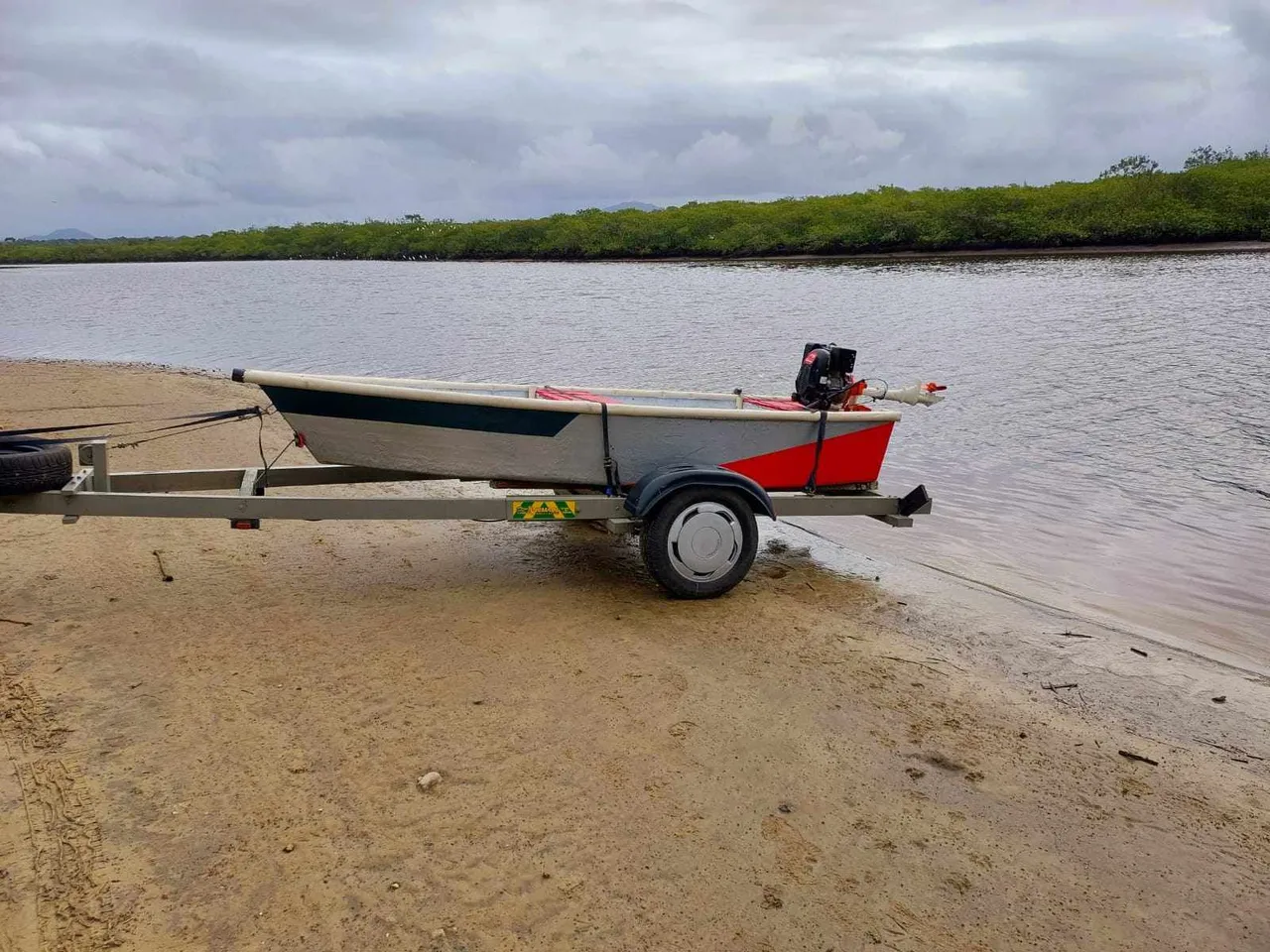 Barco em madeira com carretinha doc motor gasolina e motor elétrico