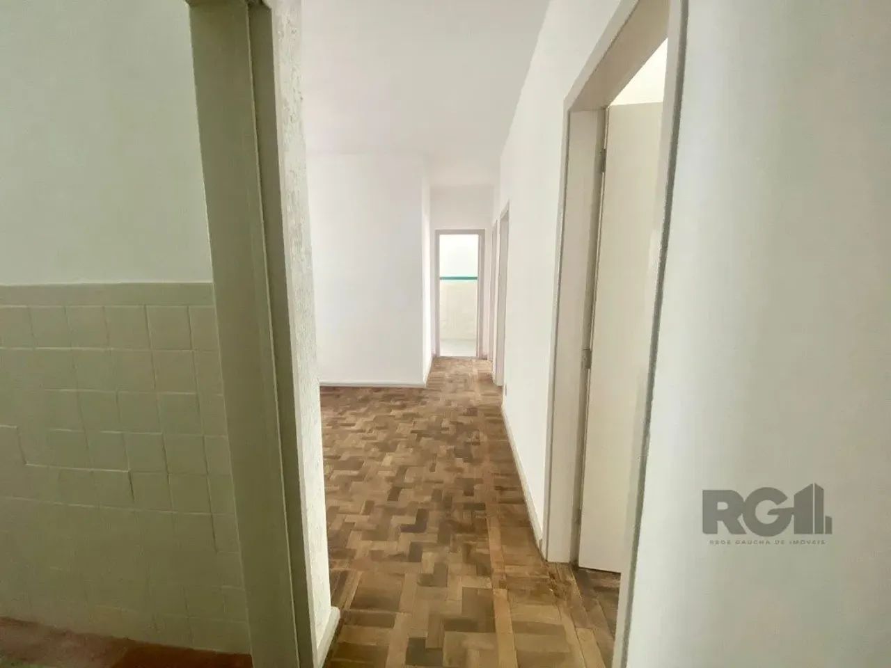 Apartamento 3 dormitórios com living 2 ambiente, cozinha separada e dependência completa,  - Foto 2