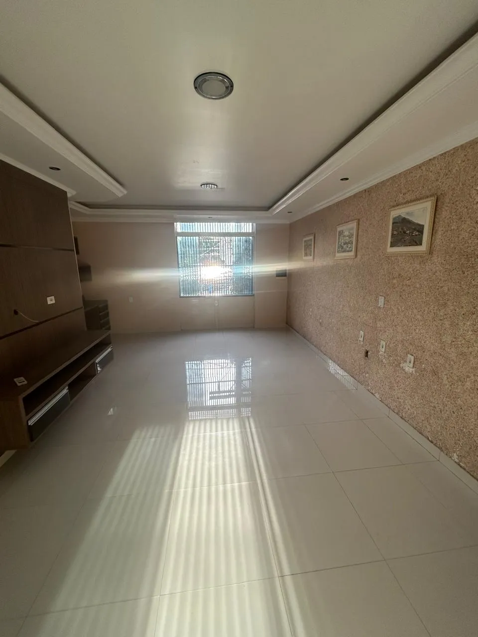 Alugo excelente casa com 4 suítes na rua Luiz Antony Centro