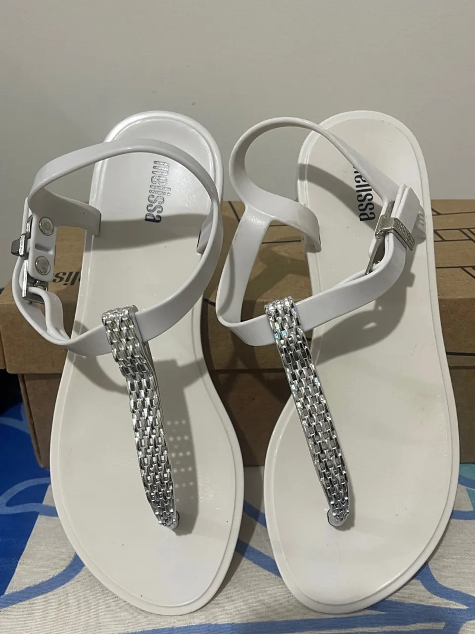 Sandália Melissa Branca com Detalhes Prateados
