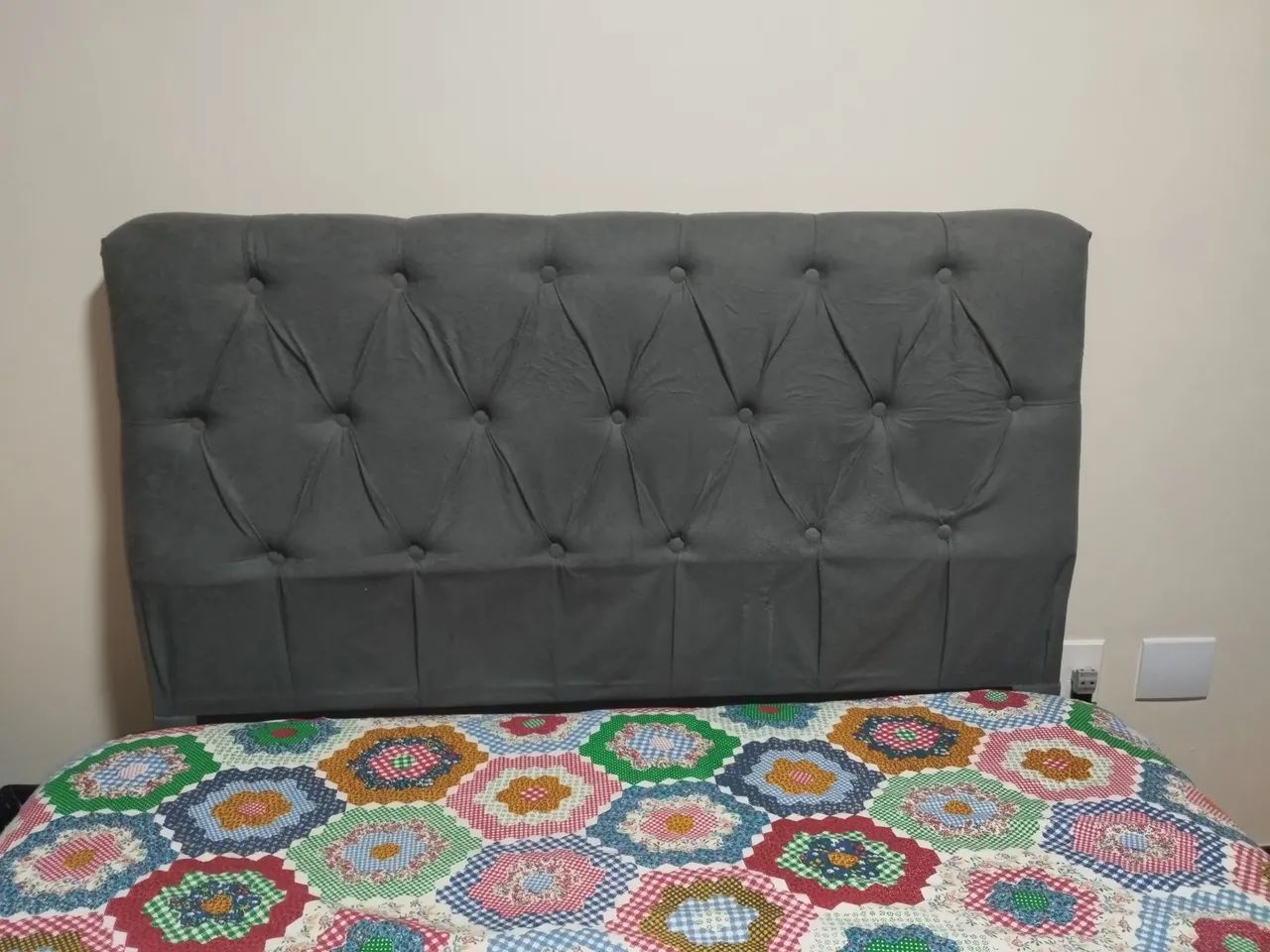 Cabeceira estofada cinza cama casal