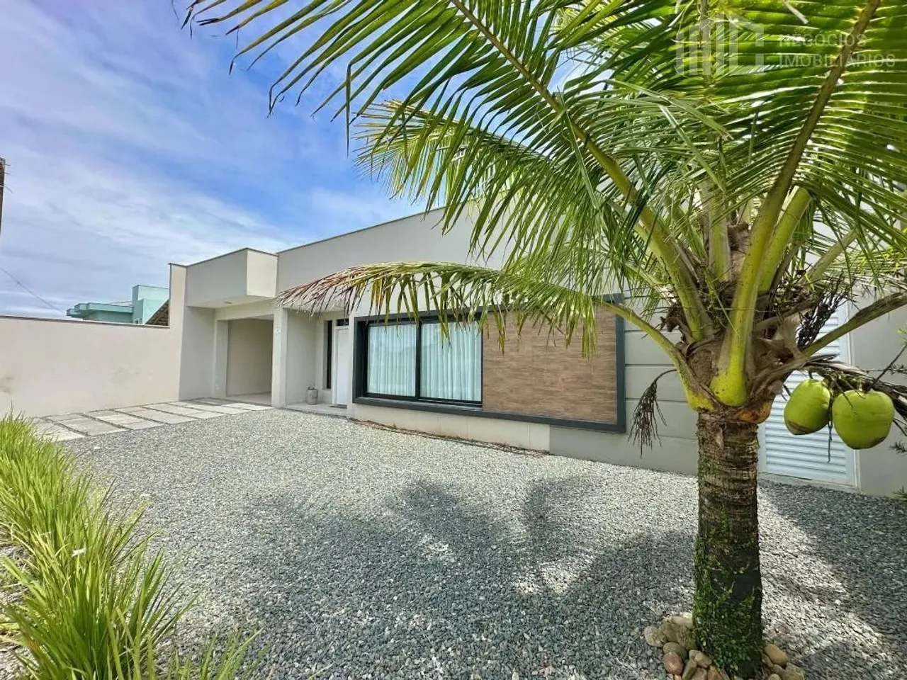 Casa alto padrão com 4 dormitórios - 100m do mar | Salinas - BBS/SC