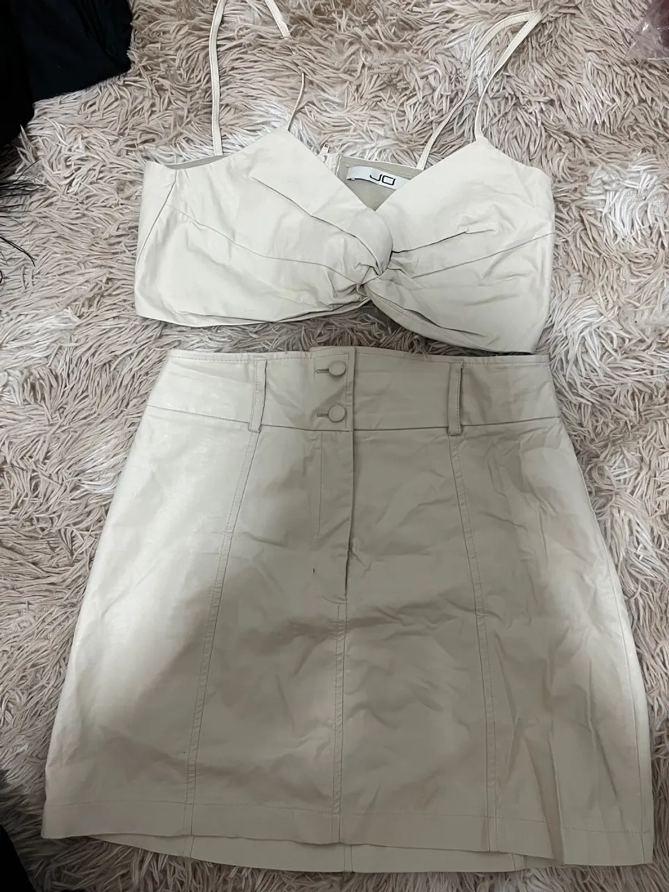 Conjunto Cropped e Saia Courinho Bege