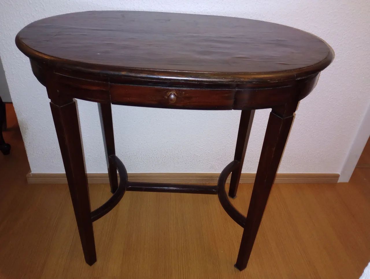 Mesa de canto oval com gaveta - Madeira escura - Foto 3