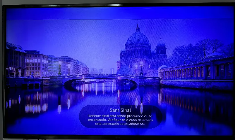 Smart TV 43" LG Ultra HD 4K Modelo 43UJ6565 com pequeno defeito na tela