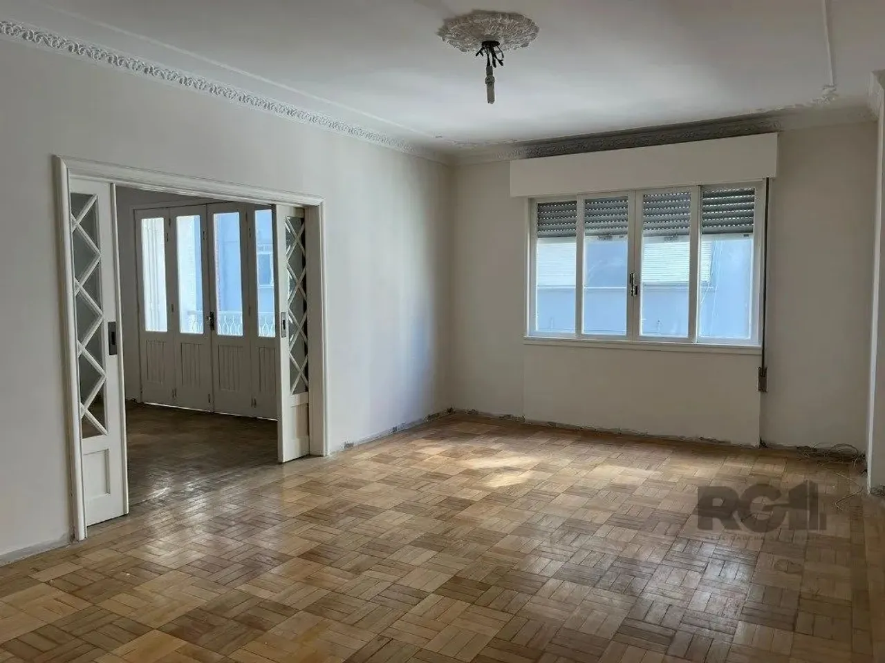 Ótimo e amplo apartamento na Av. Independência, em frente a Santa Casa, lateral, desocupad