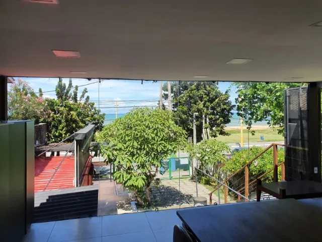 Loja térrea e superior de frente para a praia