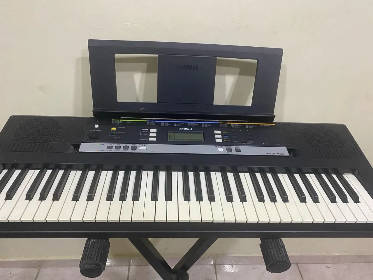 Teclado Yamaha com suporte - Foto 2