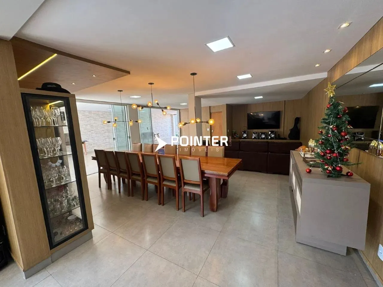 Casa de 312m² 4 quartos com suítes amplas 4 vagas de garagem, armários na cozinha piscina