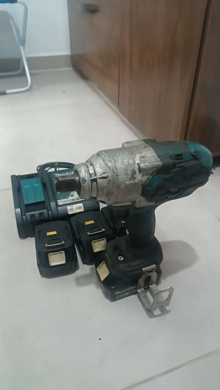 Chave de Impacto Makita DTW1001 com Baterias e Carregador