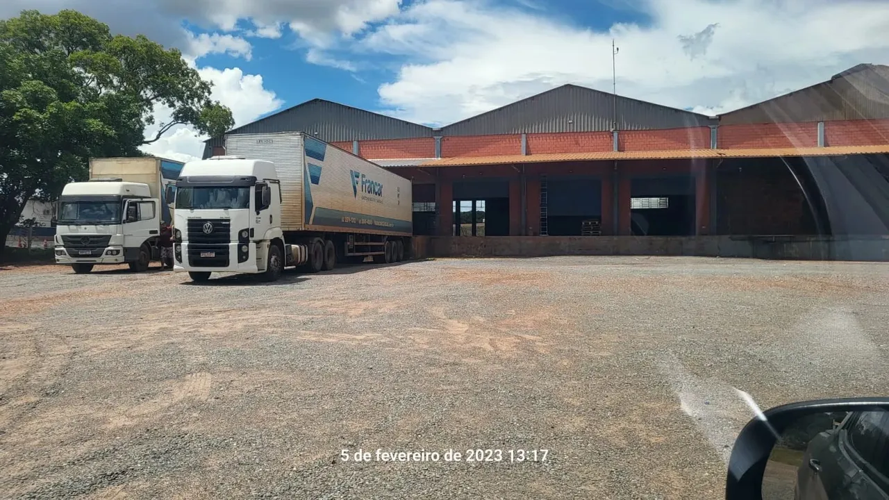 Alugo no distrito industrial um barracão