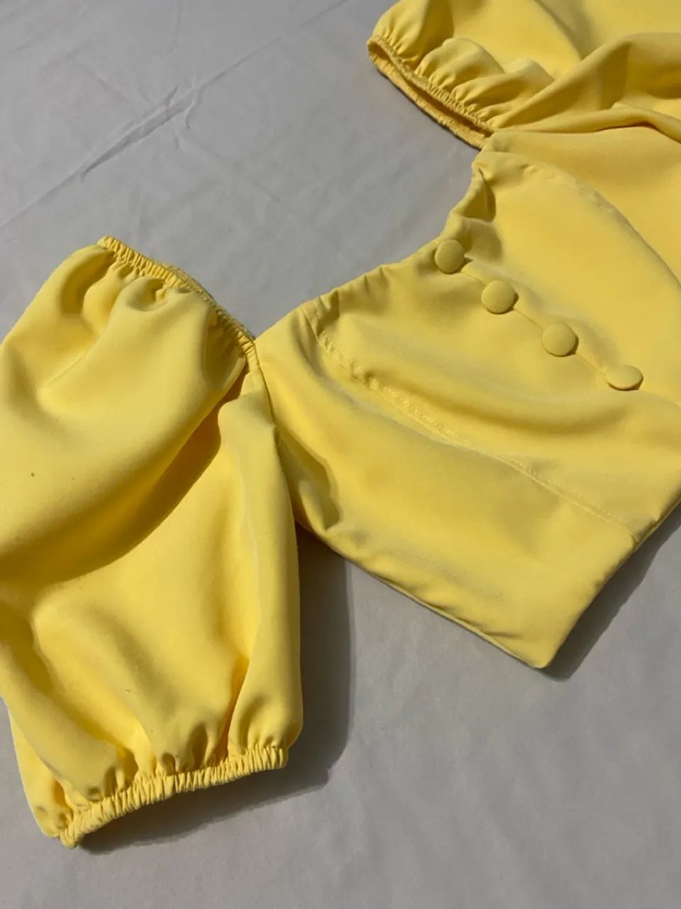 Blusa feminina alfaiataria amarela (Amisi) com mangas bufantes - Foto 2