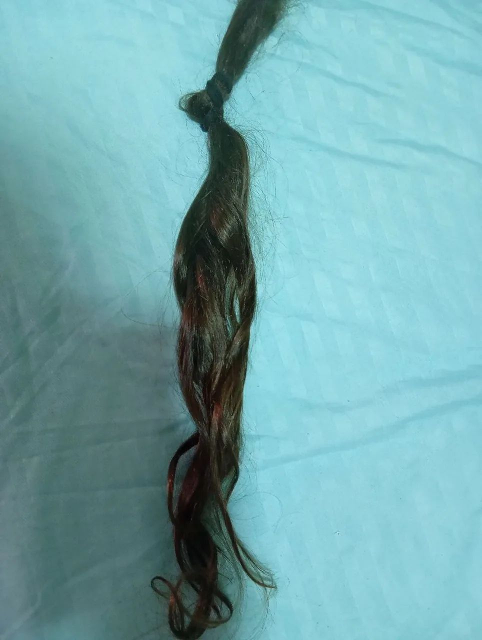 Mecha de cabelo castanho com pontas encaracoladas
