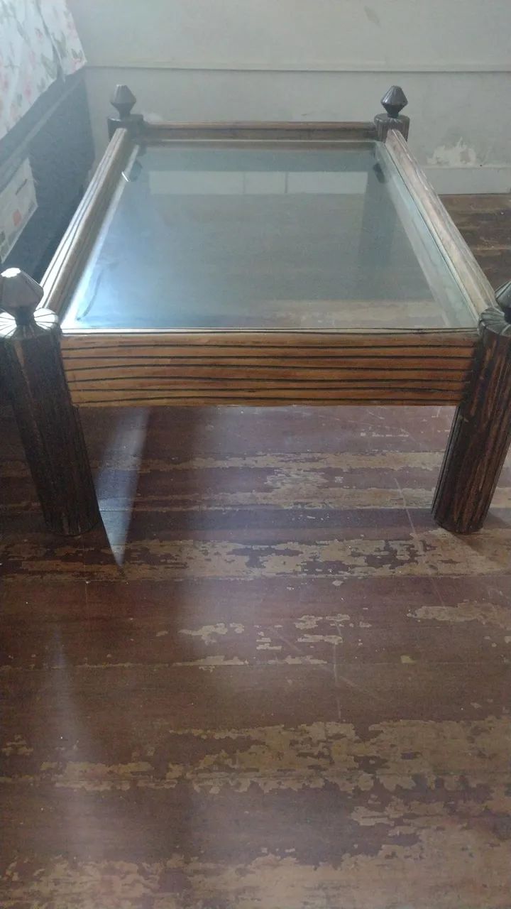 Mesa de centro em madeira com tampo de vidro