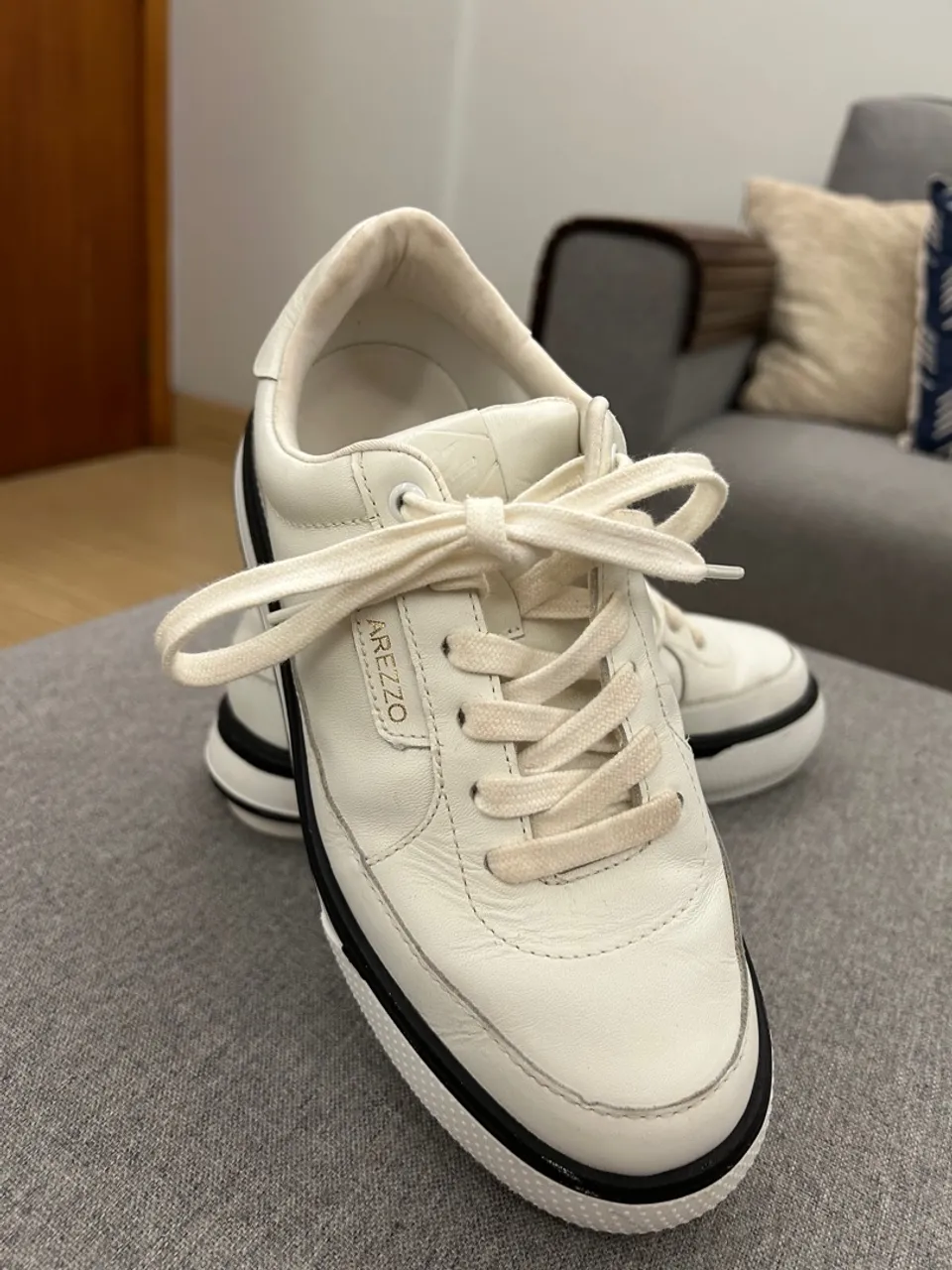 Tênis Arezzo Branco com Detalhes Pretos