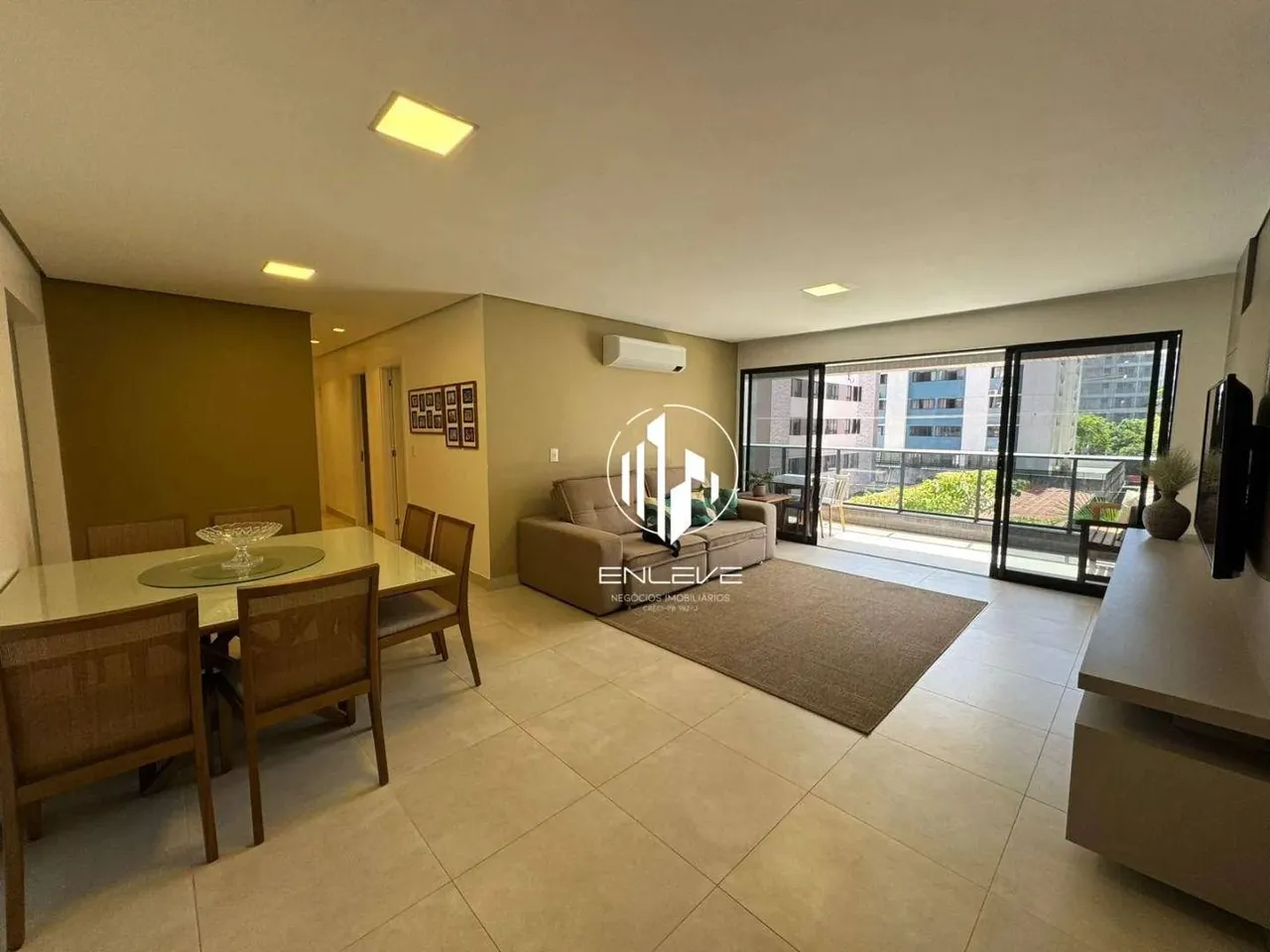 Amplo apartamento com 04 suítes a apenas 200m da Praia de Intermares
