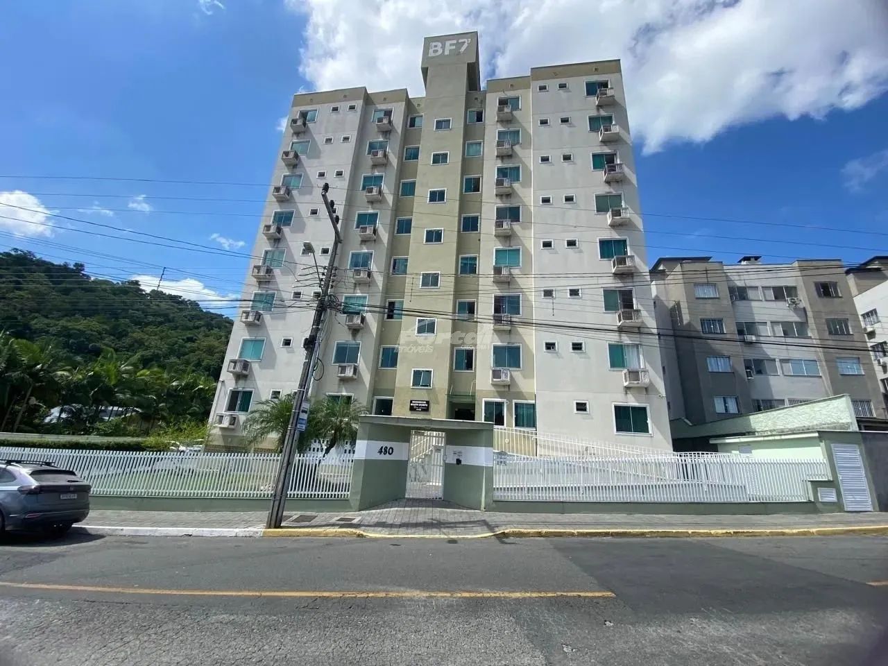 Imóvel com aproximadamente 72m², contendo 02 dormitórios, sendo 01 suíte, sala de estar co