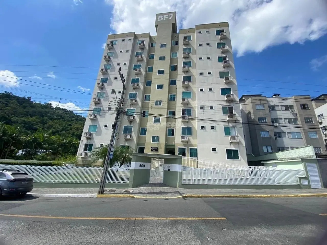 Imóvel com aproximadamente 72m², contendo 02 dormitórios, sendo 01 suíte, sala de estar co