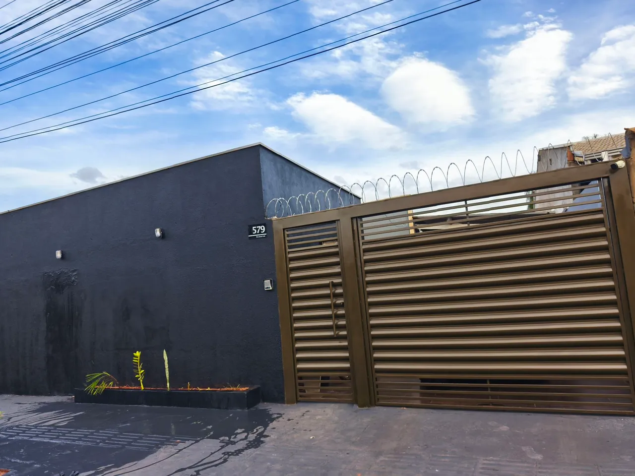 Casa com salão comercial na popular 