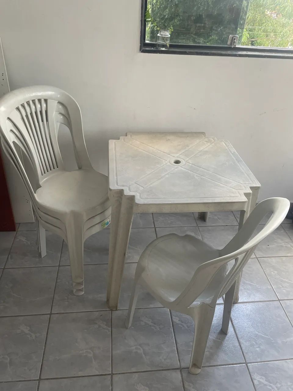 Vendo mesa + 4 cadeiras de plástico