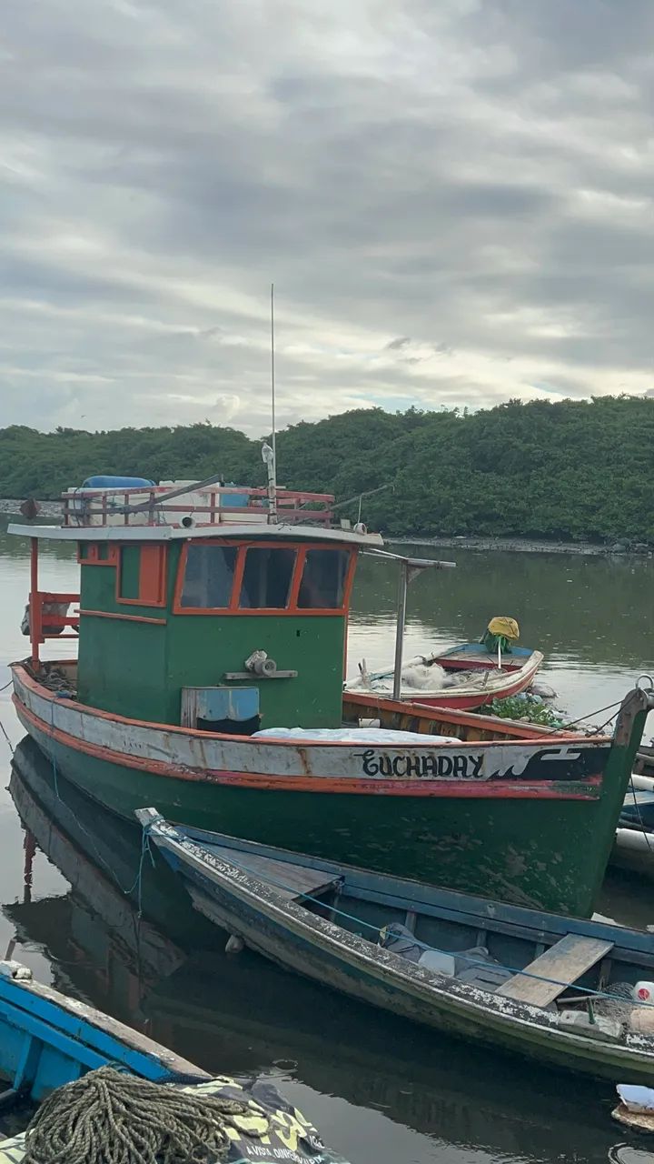 Barco de pesca de madeira com armadilhas - Foto 2