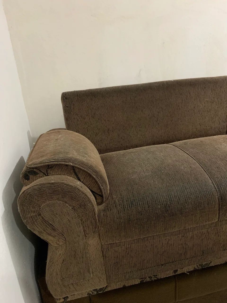 Sofá Vintage 2 Lugares com Molas + 5 Almofadas (Veludo Cotelê Marrom) - Foto 5