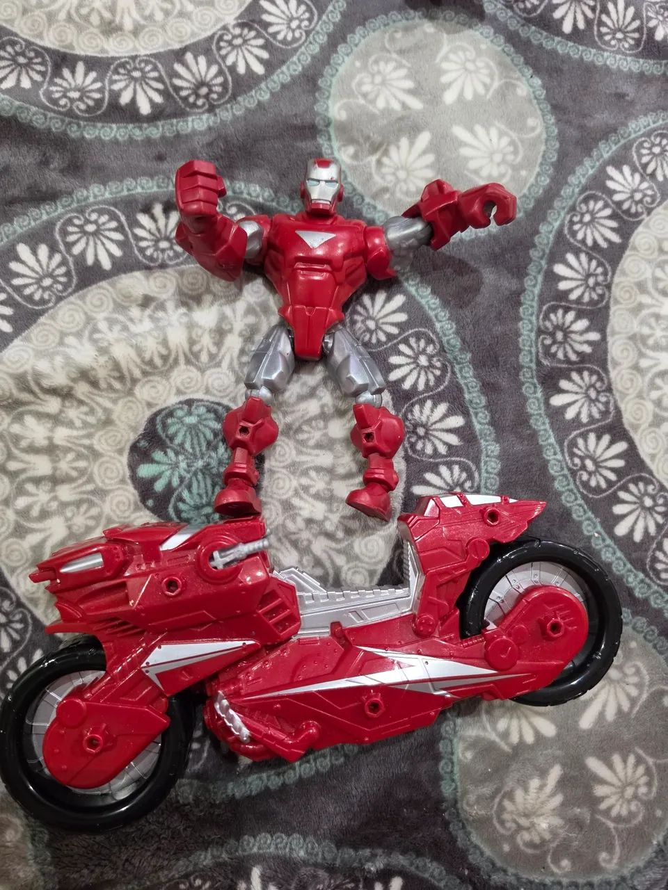 Homen de ferro com moto