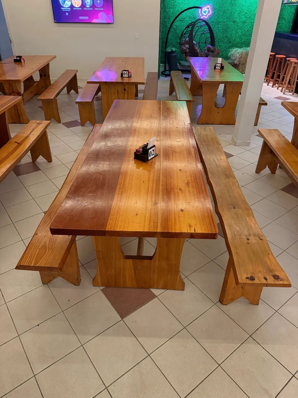 Mesa de madeira com dois bancos  - Foto 3