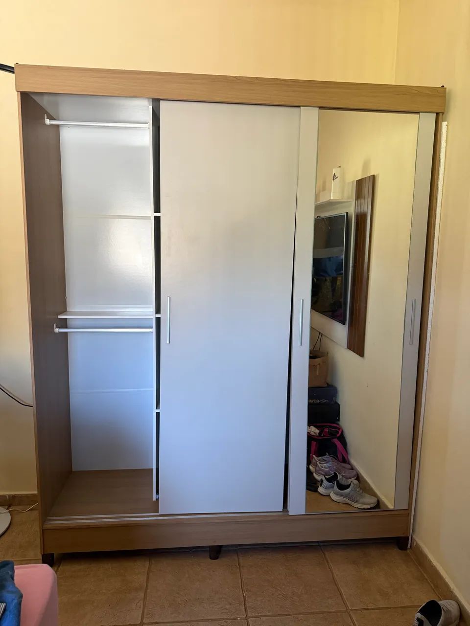 Guarda roupa 3 portas com espelho inteiriço  - Foto 4
