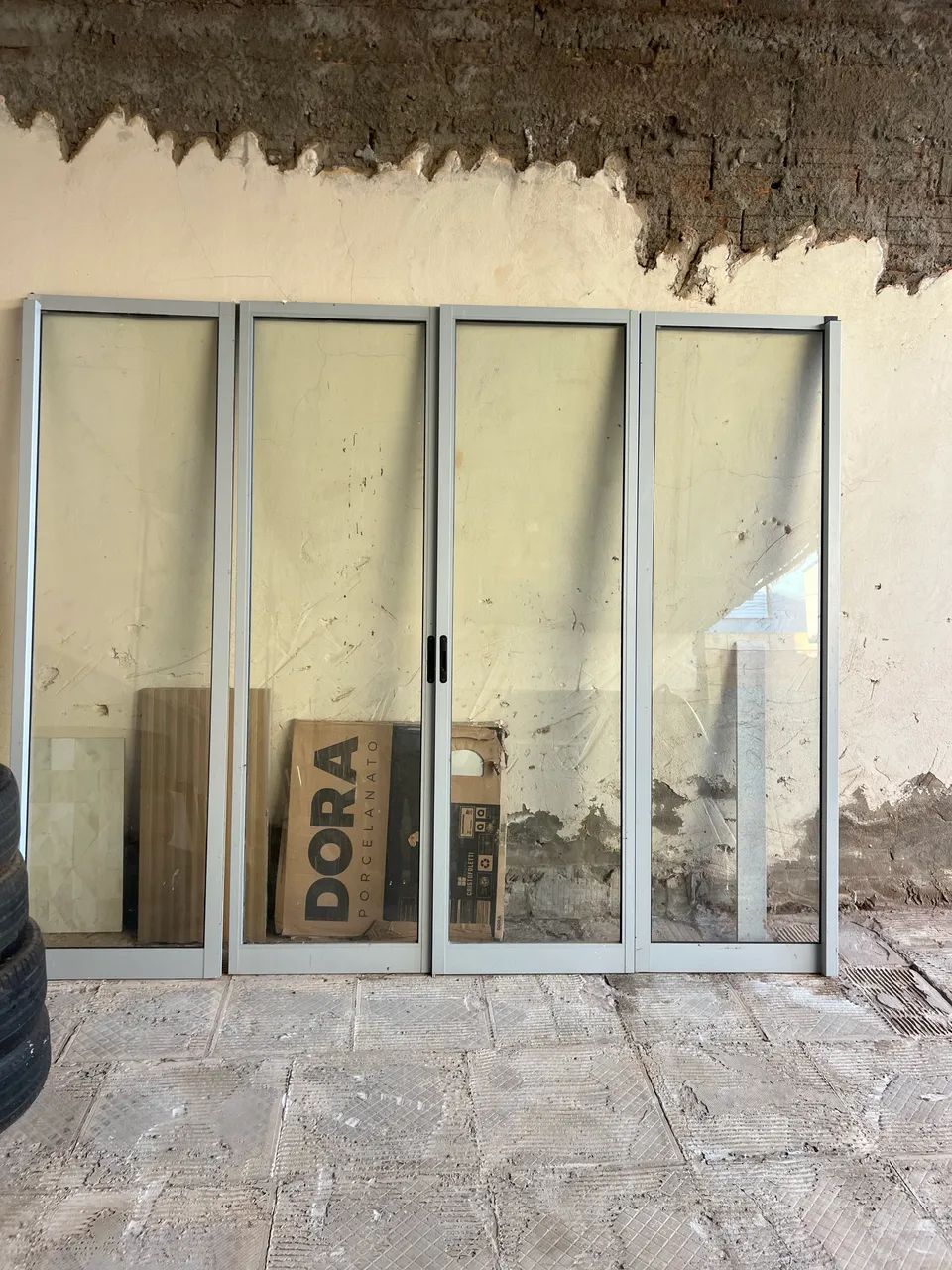 Porta de vidro com esquadria de alumínio. 