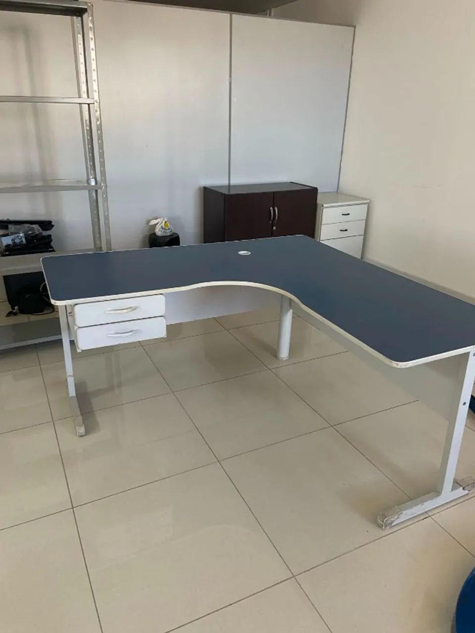 Mesa escritório em L - Cor azul e cinza