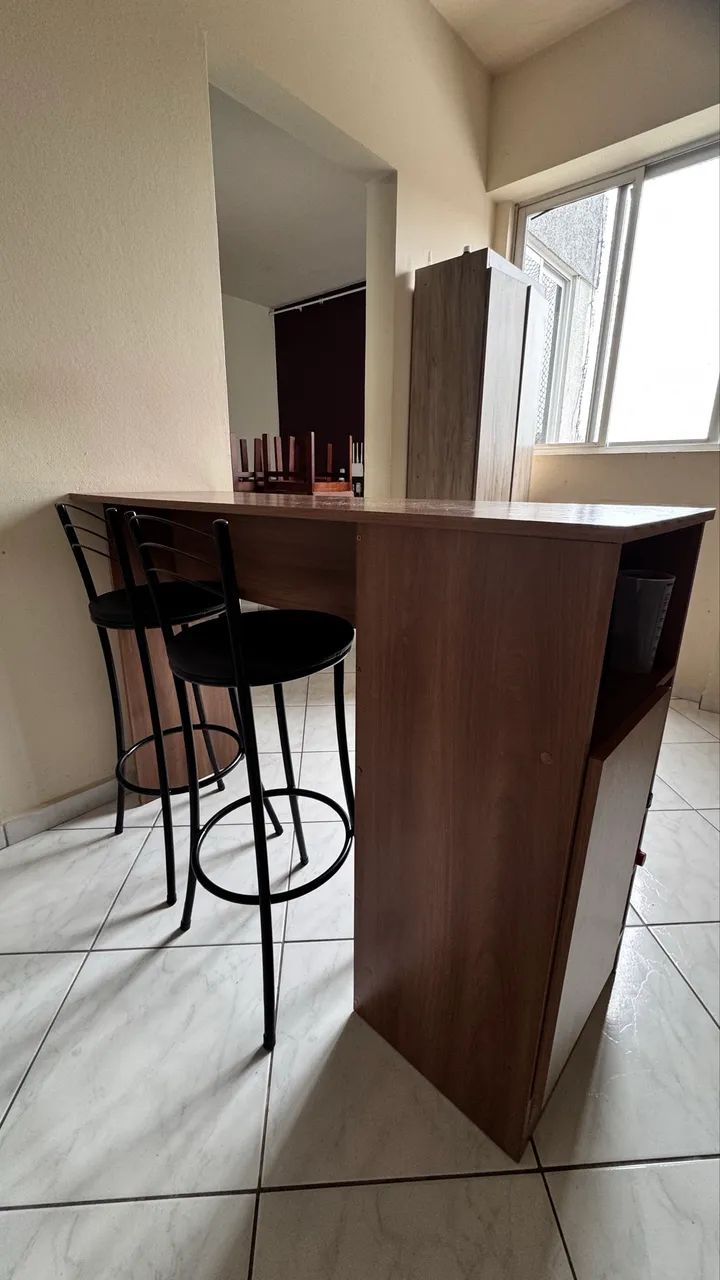 Vendo bancada América na cor amadeirado com duas cadeiras  - Foto 5