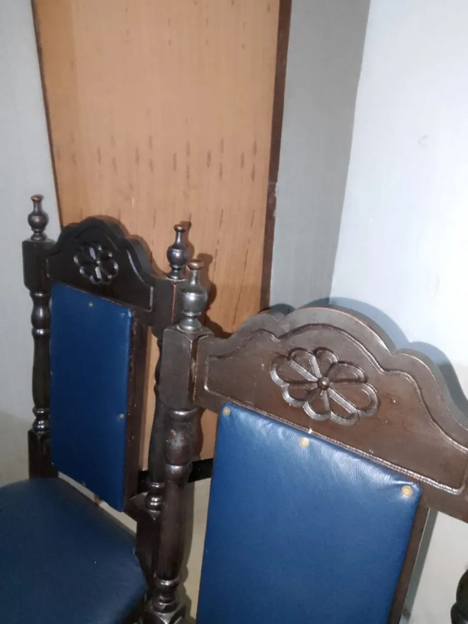 Mesa de jantar redonda em madeira + 4 cadeiras - Foto 2