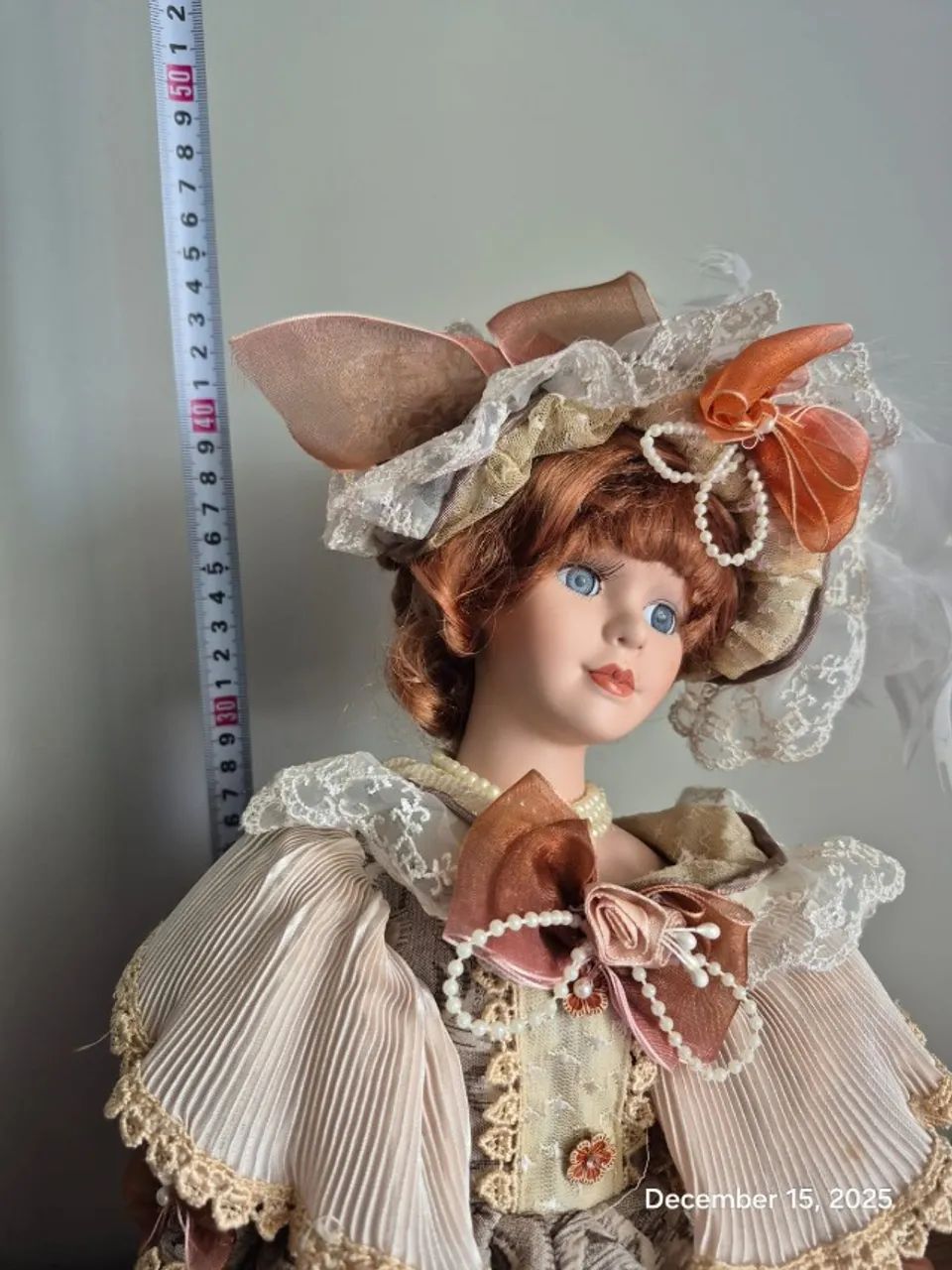 Boneca de porcelana com vestido vitoriano USADA - Foto 2
