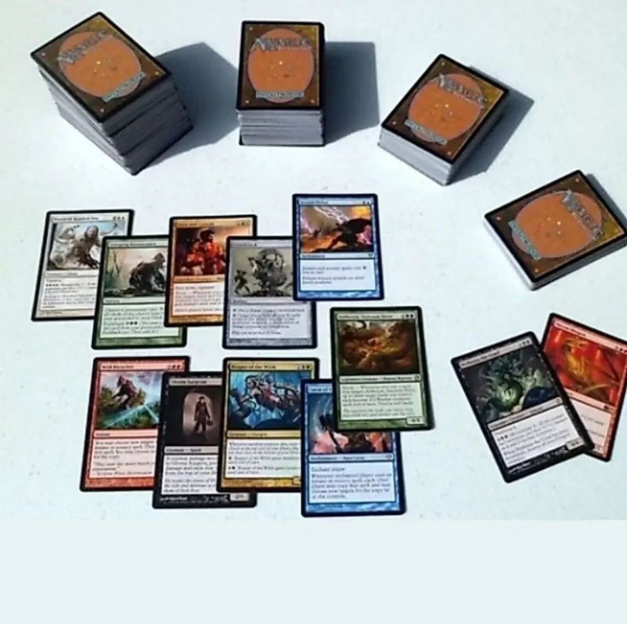 800 e poucos cards de magic comuns e incomuns
