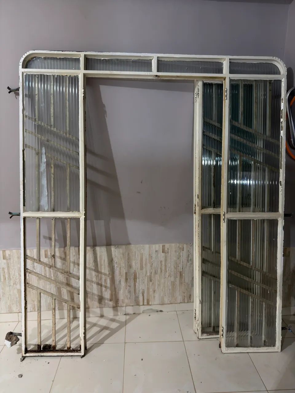 Porta de ferro com vidro428513886859448321